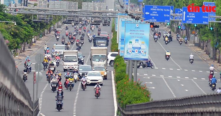 Nhiều đường Hà Nội, TP HCM bỗng đông đúc như chưa hề có lệnh giãn cách