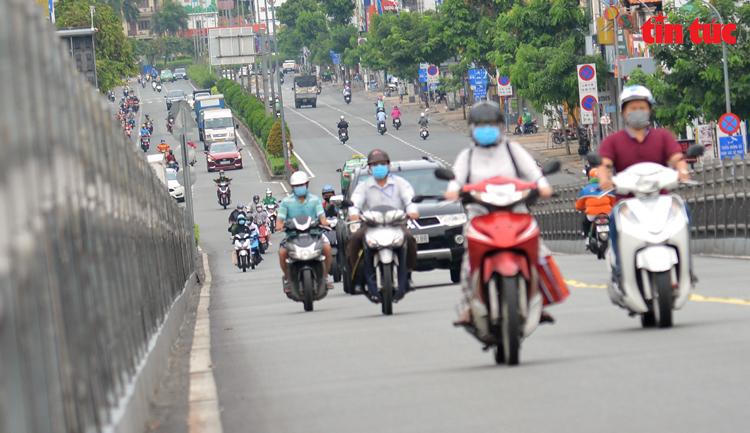 Nhiều đường Hà Nội, TP HCM bỗng đông đúc như chưa hề có lệnh giãn cách