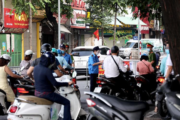 Nhiều đường Hà Nội, TP HCM bỗng đông đúc như chưa hề có lệnh giãn cách
