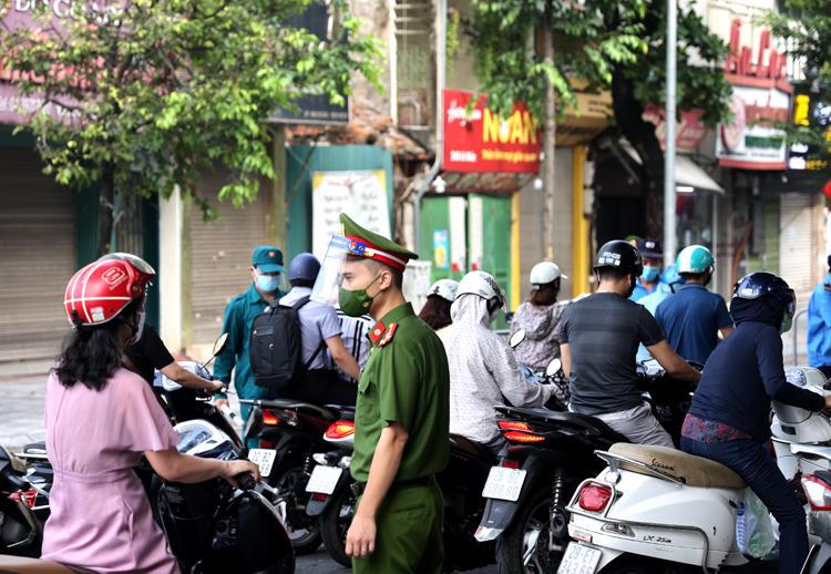 Nhiều đường Hà Nội, TP HCM bỗng đông đúc như chưa hề có lệnh giãn cách