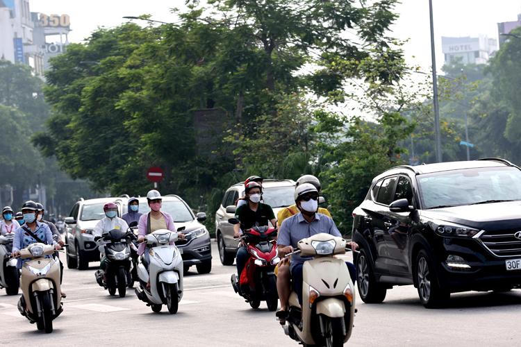 Nhiều đường Hà Nội, TP HCM bỗng đông đúc như chưa hề có lệnh giãn cách