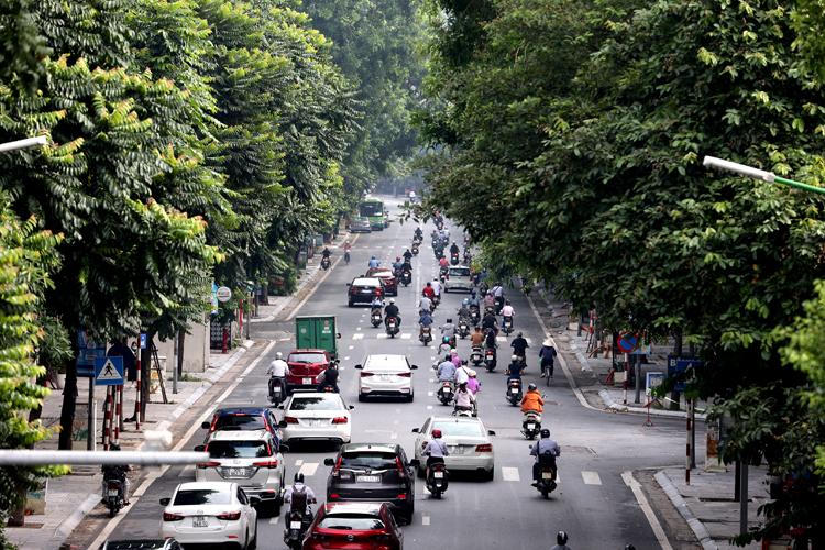 Nhiều đường Hà Nội, TP HCM bỗng đông đúc như chưa hề có lệnh giãn cách