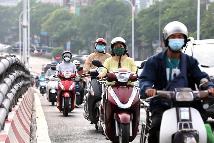 Nhiều đường Hà Nội, TP HCM bỗng đông đúc như chưa hề có lệnh giãn cách