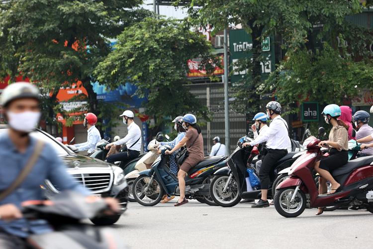 Nhiều đường Hà Nội, TP HCM bỗng đông đúc như chưa hề có lệnh giãn cách