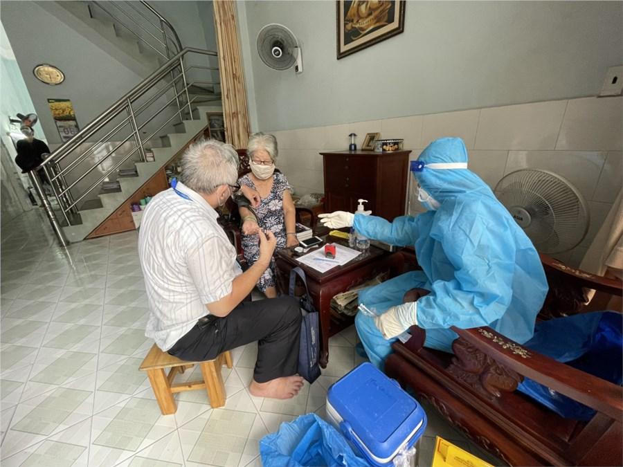 Cảnh bác sĩ đến tận nhà tiêm vaccine cho người cao tuổi ở TP HCM