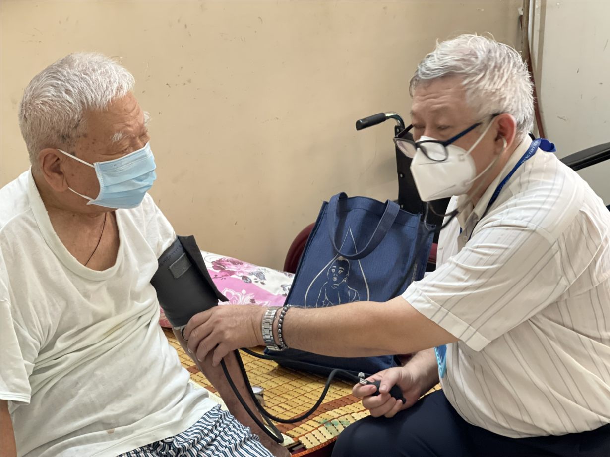 Cảnh bác sĩ đến tận nhà tiêm vaccine cho người cao tuổi ở TP HCM