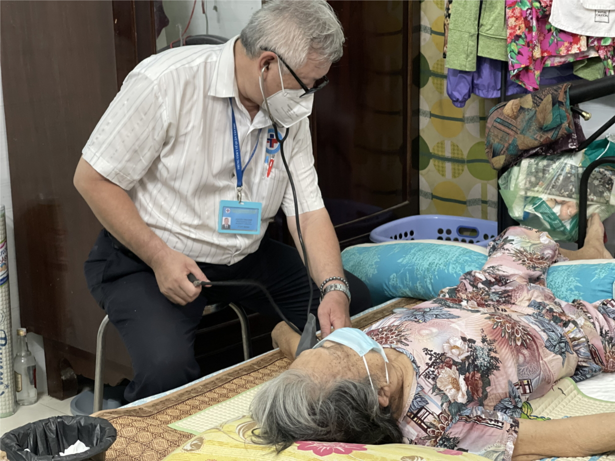 Cảnh bác sĩ đến tận nhà tiêm vaccine cho người cao tuổi ở TP HCM
