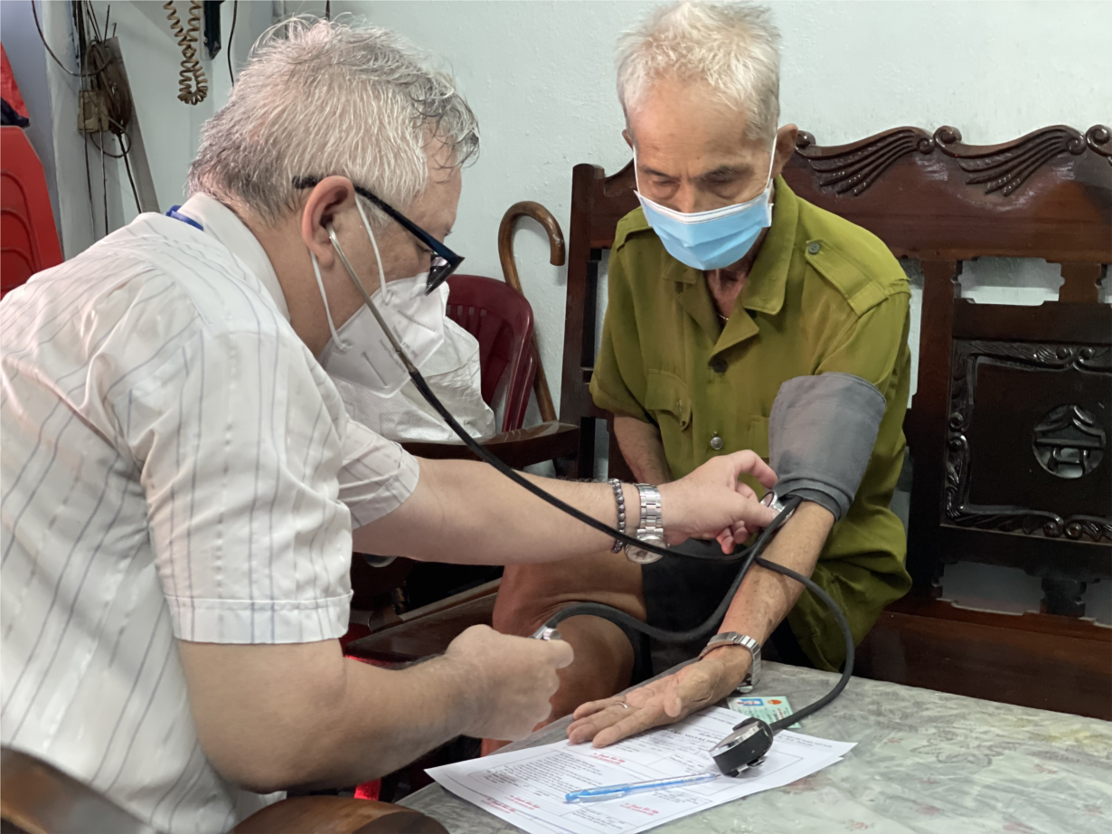 Cảnh bác sĩ đến tận nhà tiêm vaccine cho người cao tuổi ở TP HCM