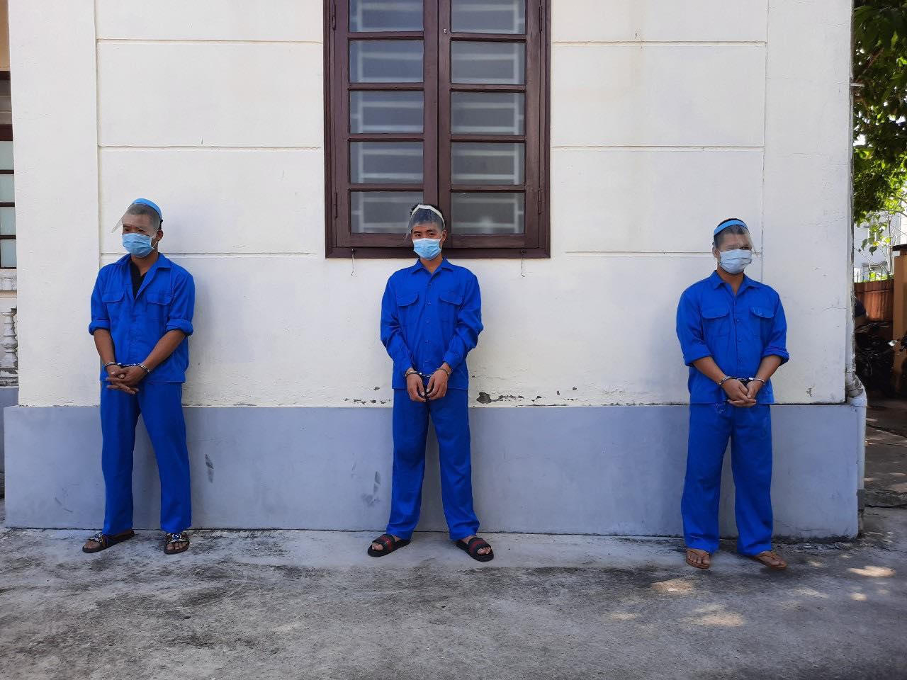 Bắt nhóm tàng trữ "hàng nóng", đốt ô tô đòi nợ tiền cá độ bóng đá