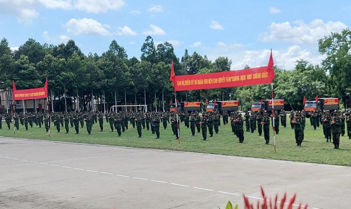 Rưng rưng cảnh bộ đội giúp dân gặt hái dưới nắng chói chang 