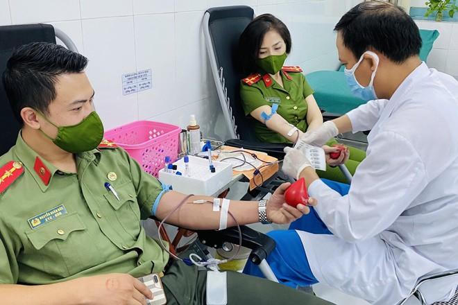 Công an Hà Nội kích hoạt CLB phản ứng nhanh hiến máu cứu đồng đội tỉnh bạn