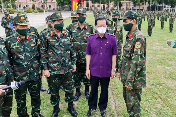 Rưng rưng cảnh bộ đội giúp dân gặt hái dưới nắng chói chang 