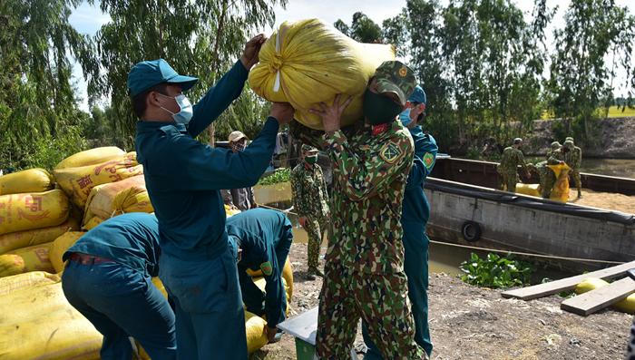 Rưng rưng cảnh bộ đội giúp dân gặt hái dưới nắng chói chang 