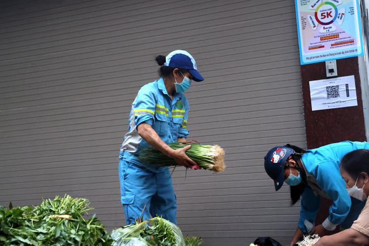 Sạp rau phát miễn phí của hai nữ công nhân môi trường Hà Nội