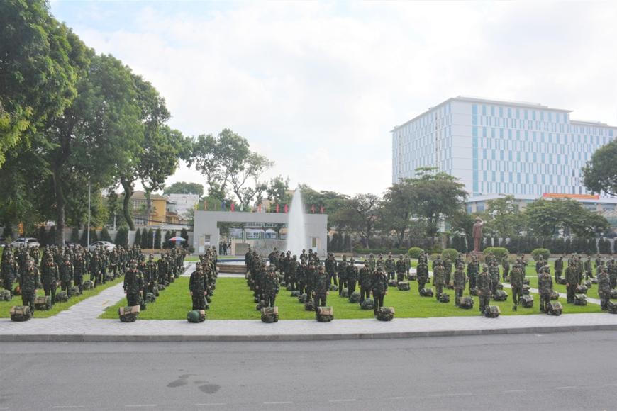 Gần 300 bác sĩ Quân y lên đường 'chi viện' cho miền Nam chống dịch