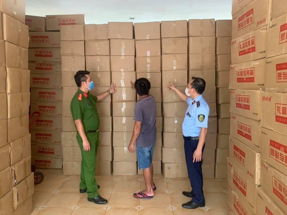 Phát hiện xe 'luồng xanh' chở 10 tấn 'bánh trung thu lậu' vào TP HCM tiêu thụ