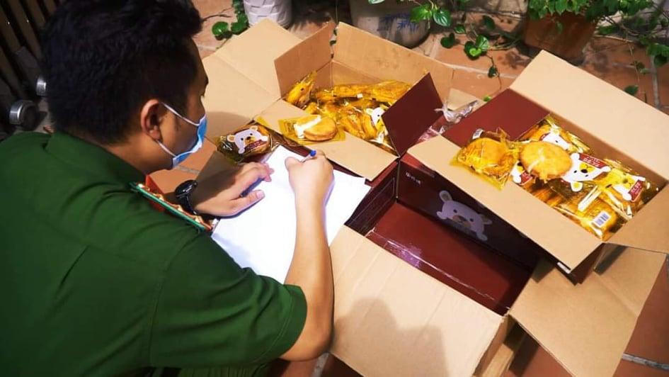 Phát hiện xe 'luồng xanh' chở 10 tấn 'bánh trung thu lậu' vào TP HCM tiêu thụ