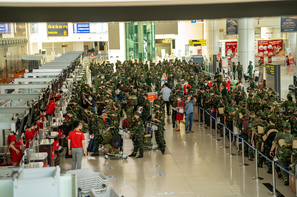 Gần 300 bác sĩ Quân y lên đường 'chi viện' cho miền Nam chống dịch