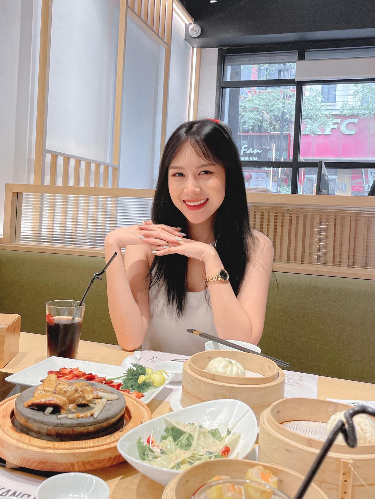 Ngỡ ngàng nhan sắc con gái 25 tuổi của NSND Trần Nhượng