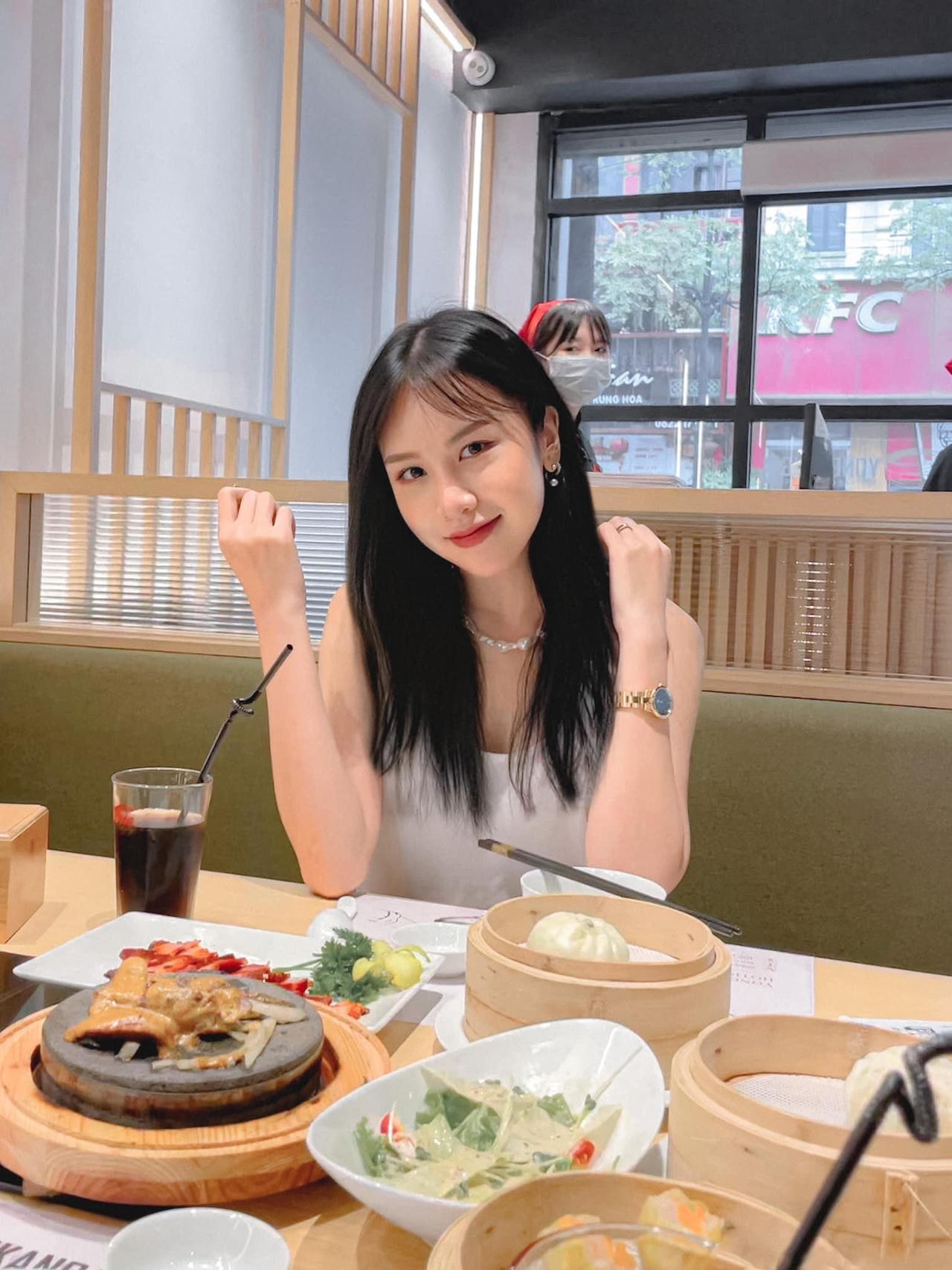 Ngỡ ngàng nhan sắc con gái 25 tuổi của NSND Trần Nhượng