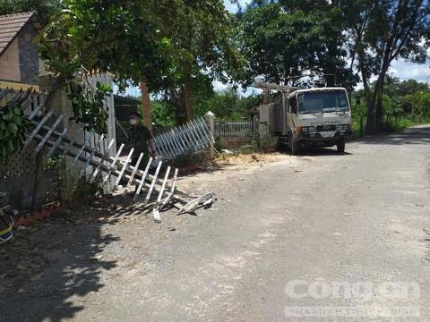 Không được tiếp vì dịch bệnh, thanh niên lái xe tải ủi sập cổng nhà người phụ nữ