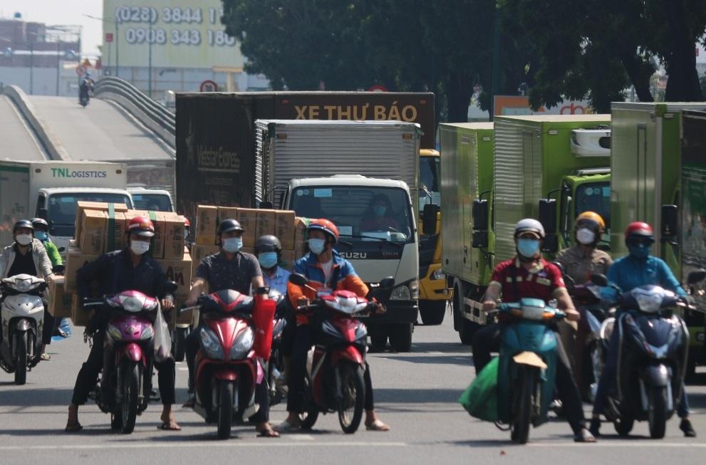 Sáng 21/8, người dân TP HCM đổ ra đường gây ùn tắc giao thông