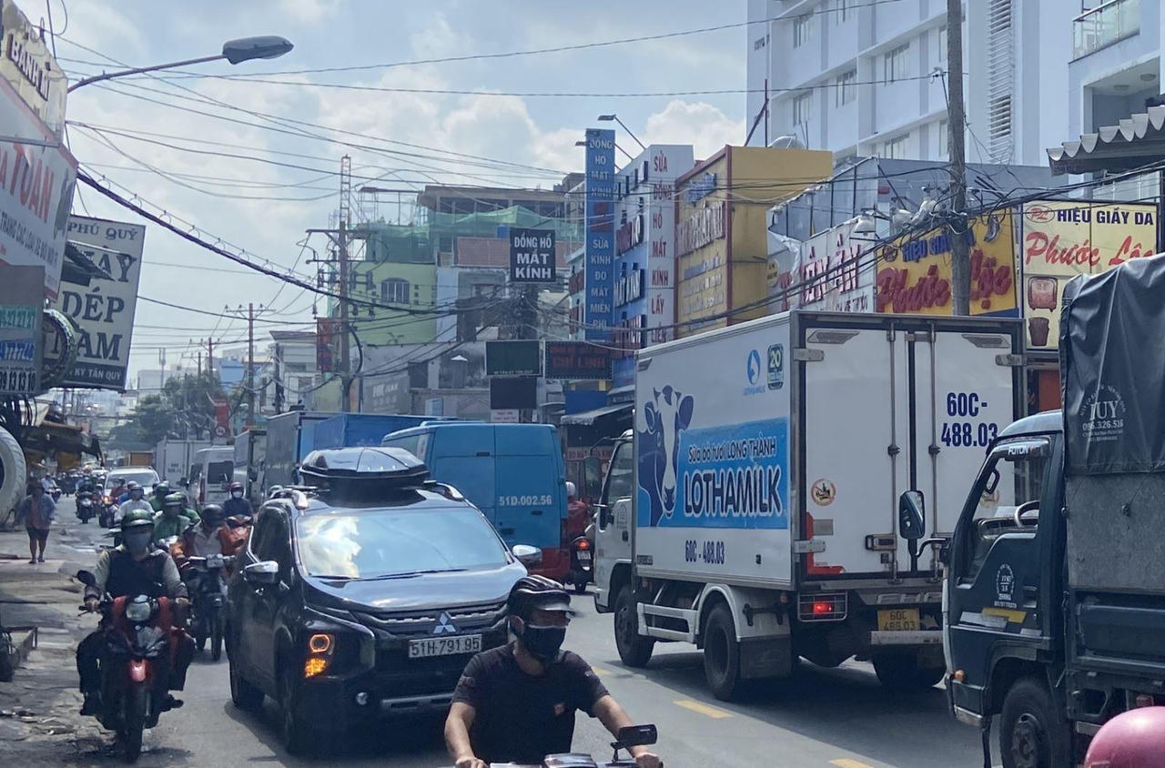 Sáng 21/8, người dân TP HCM đổ ra đường gây ùn tắc giao thông