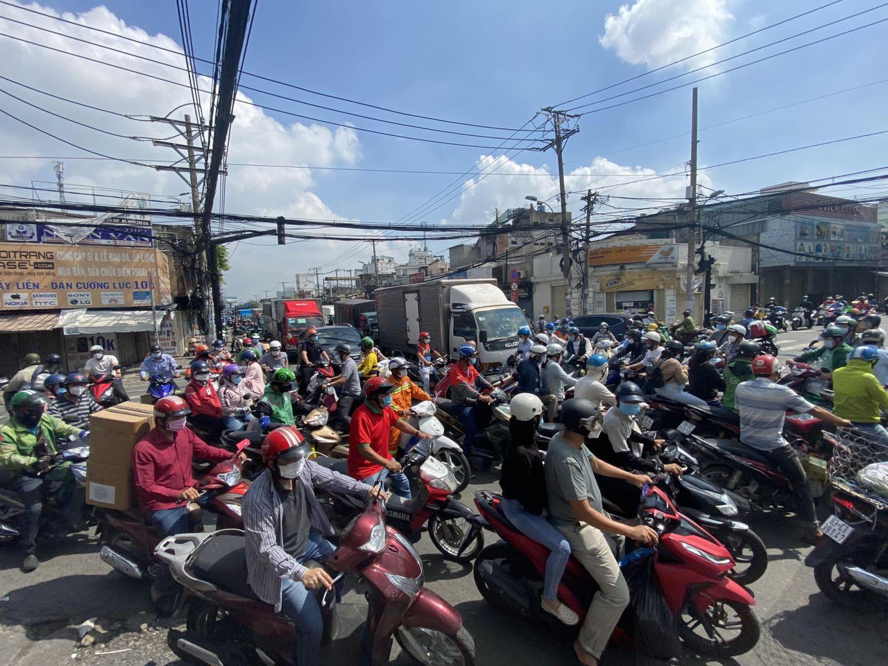 Sáng 21/8, người dân TP HCM đổ ra đường gây ùn tắc giao thông