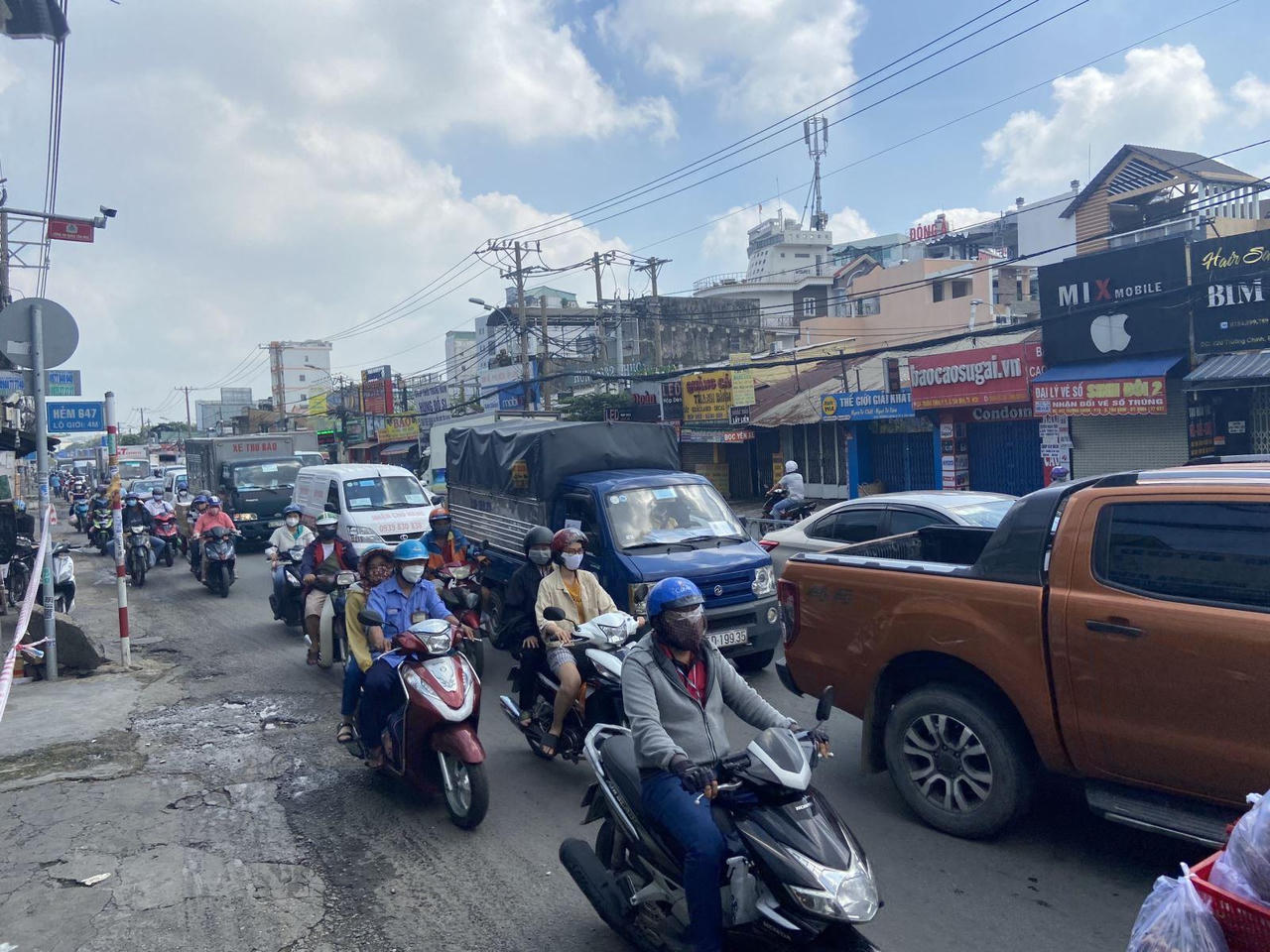 Sáng 21/8, người dân TP HCM đổ ra đường gây ùn tắc giao thông