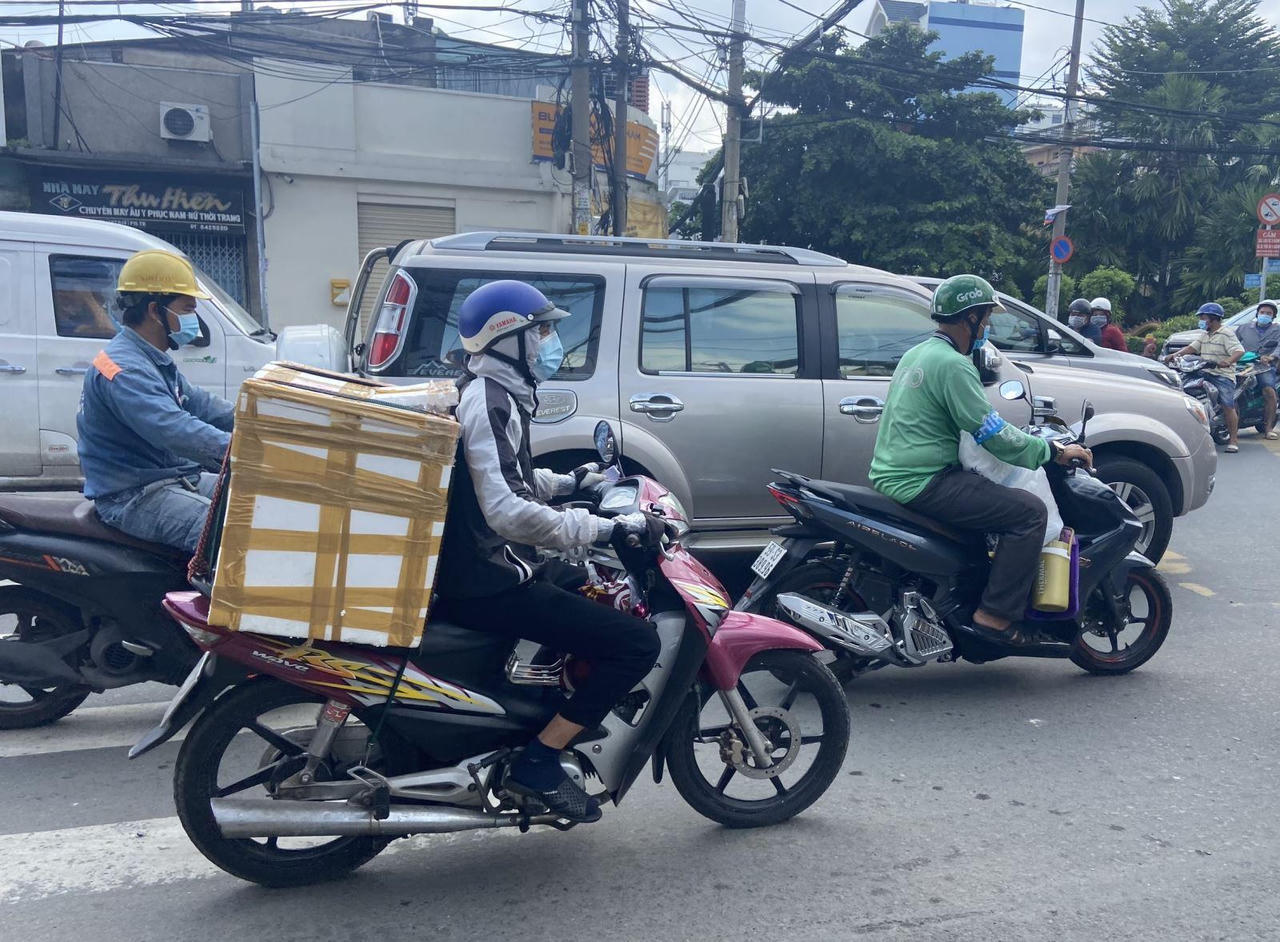 Sáng 21/8, người dân TP HCM đổ ra đường gây ùn tắc giao thông