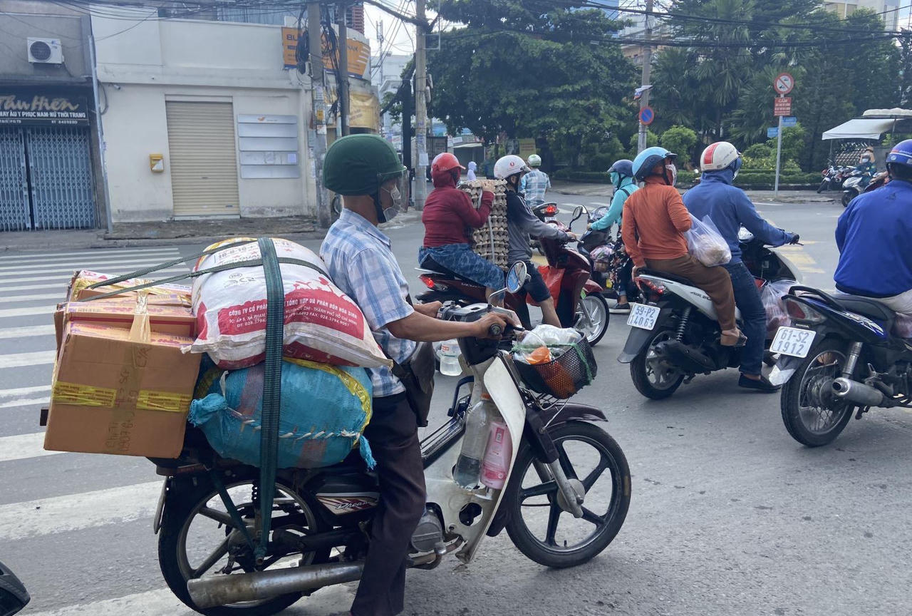 Sáng 21/8, người dân TP HCM đổ ra đường gây ùn tắc giao thông