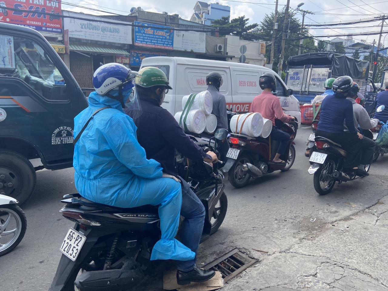 Sáng 21/8, người dân TP HCM đổ ra đường gây ùn tắc giao thông