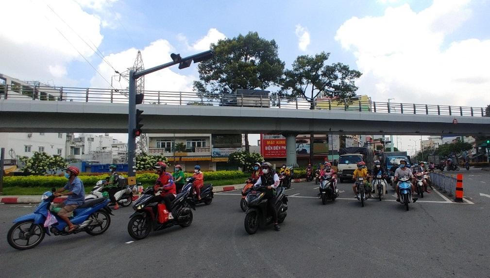 Sáng 21/8, người dân TP HCM đổ ra đường gây ùn tắc giao thông