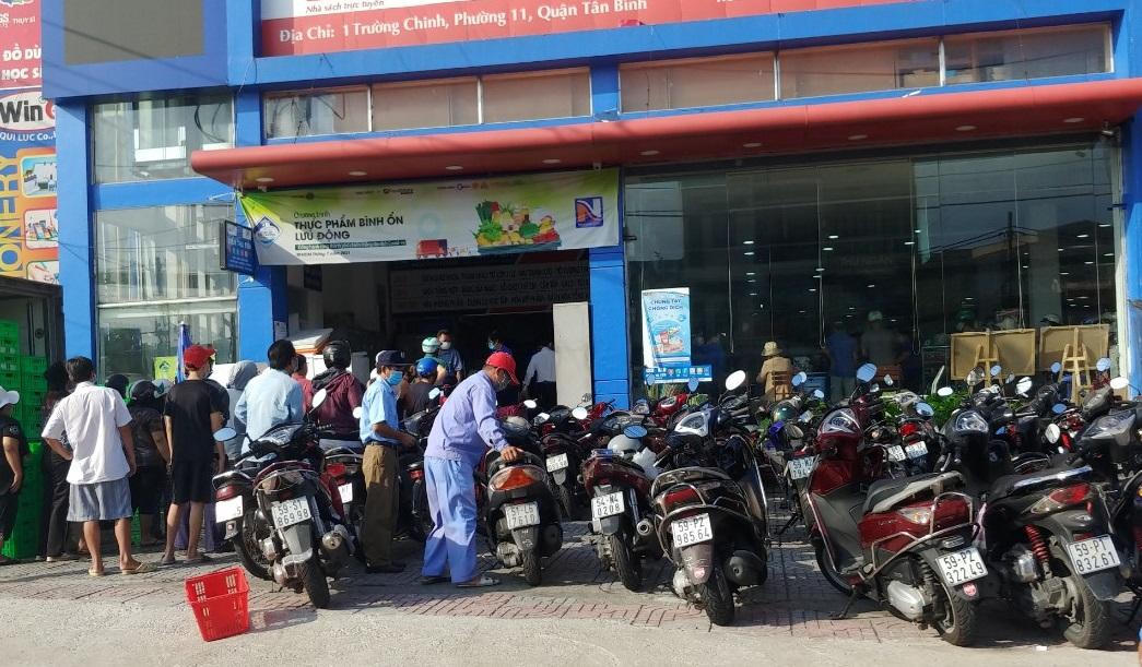 Sáng 21/8, người dân TP HCM đổ ra đường gây ùn tắc giao thông