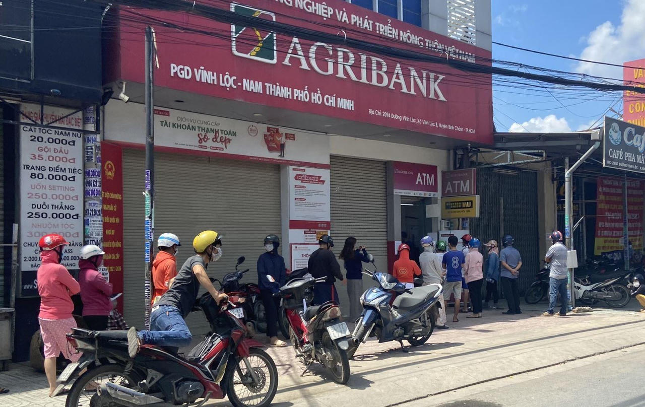 Sáng 21/8, người dân TP HCM đổ ra đường gây ùn tắc giao thông