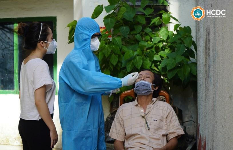 Hình ảnh người dân TP HCM xét nghiệm COVID-19 cho chính mình tại nhà