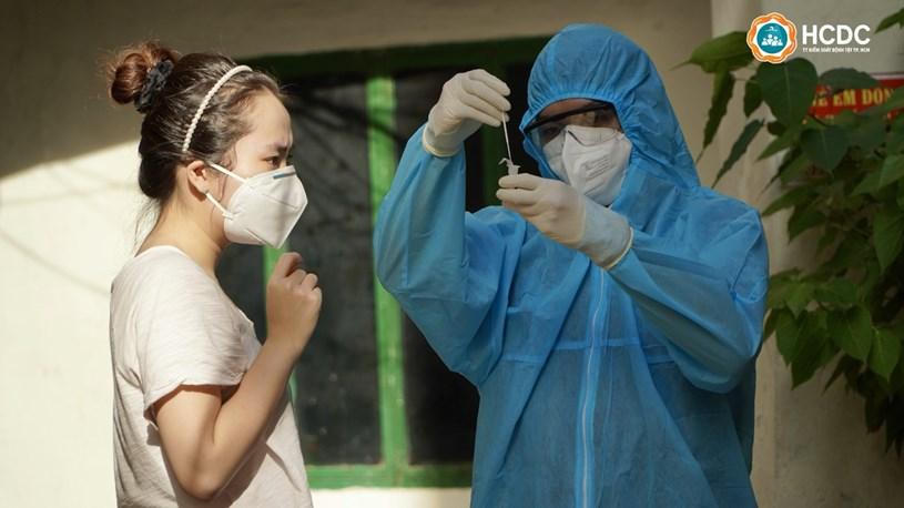 Hình ảnh người dân TP HCM xét nghiệm COVID-19 cho chính mình tại nhà