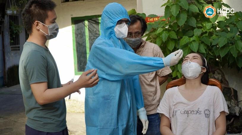 Hình ảnh người dân TP HCM xét nghiệm COVID-19 cho chính mình tại nhà