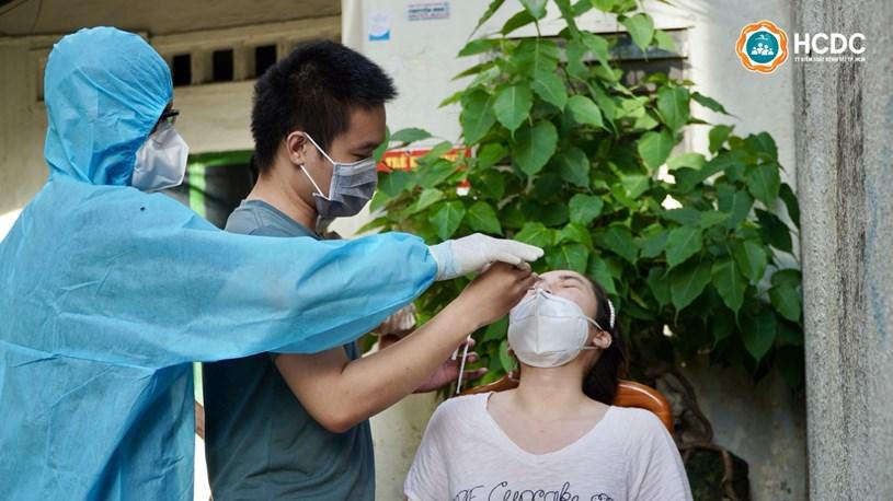Hình ảnh người dân TP HCM xét nghiệm COVID-19 cho chính mình tại nhà
