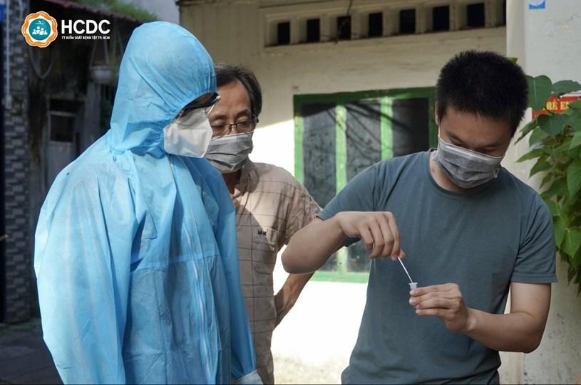 Hình ảnh người dân TP HCM xét nghiệm COVID-19 cho chính mình tại nhà