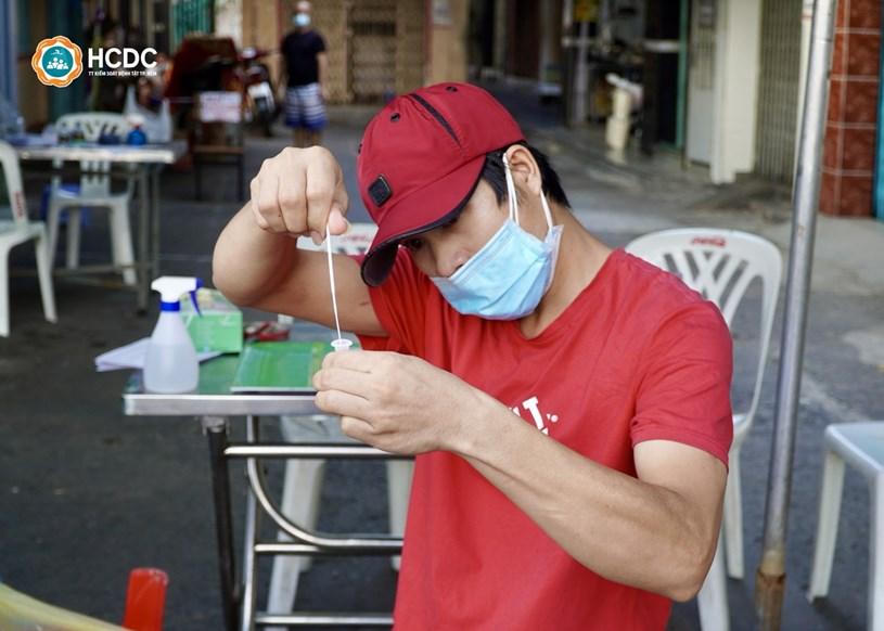 Hình ảnh người dân TP HCM xét nghiệm COVID-19 cho chính mình tại nhà