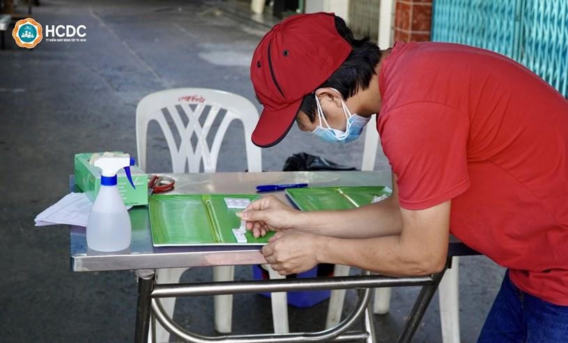 Hình ảnh người dân TP HCM xét nghiệm COVID-19 cho chính mình tại nhà