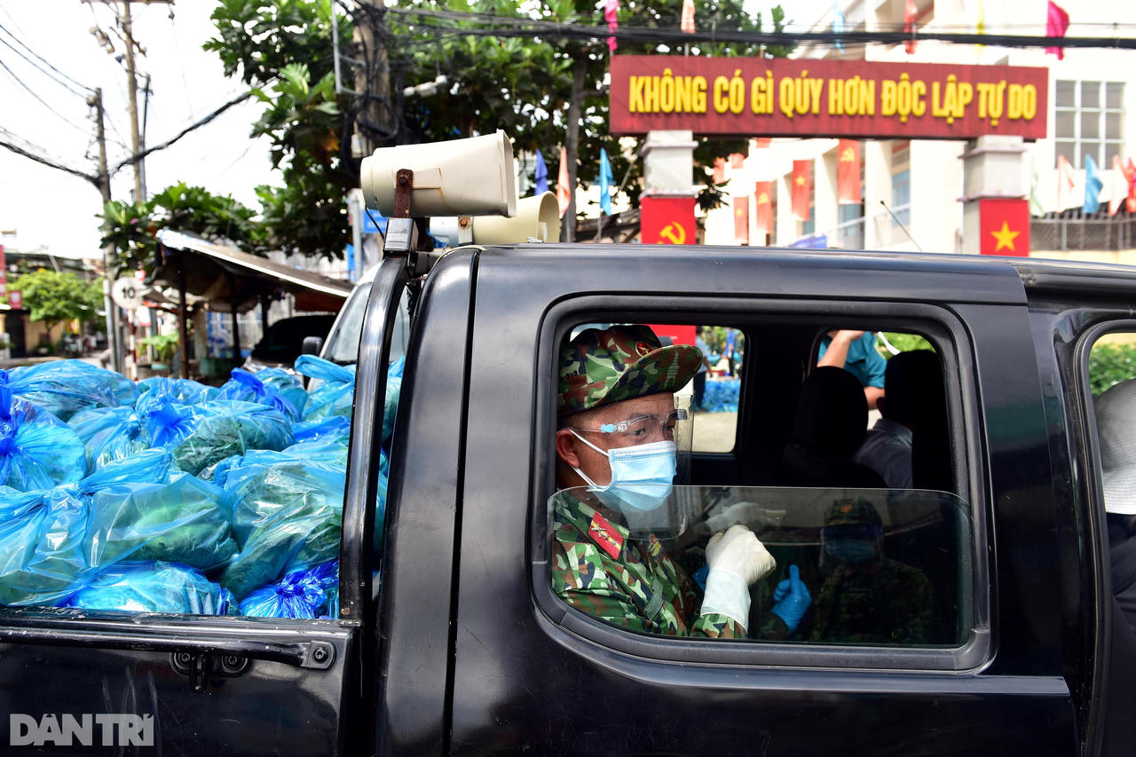 Bộ đội gõ cửa từng nhà trao thực phẩm đến tận tay người dân TP HCM