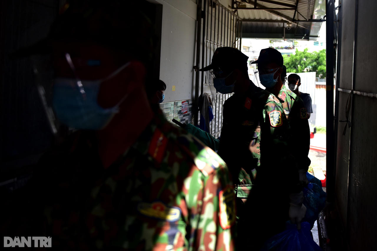 Bộ đội gõ cửa từng nhà trao thực phẩm đến tận tay người dân TP HCM