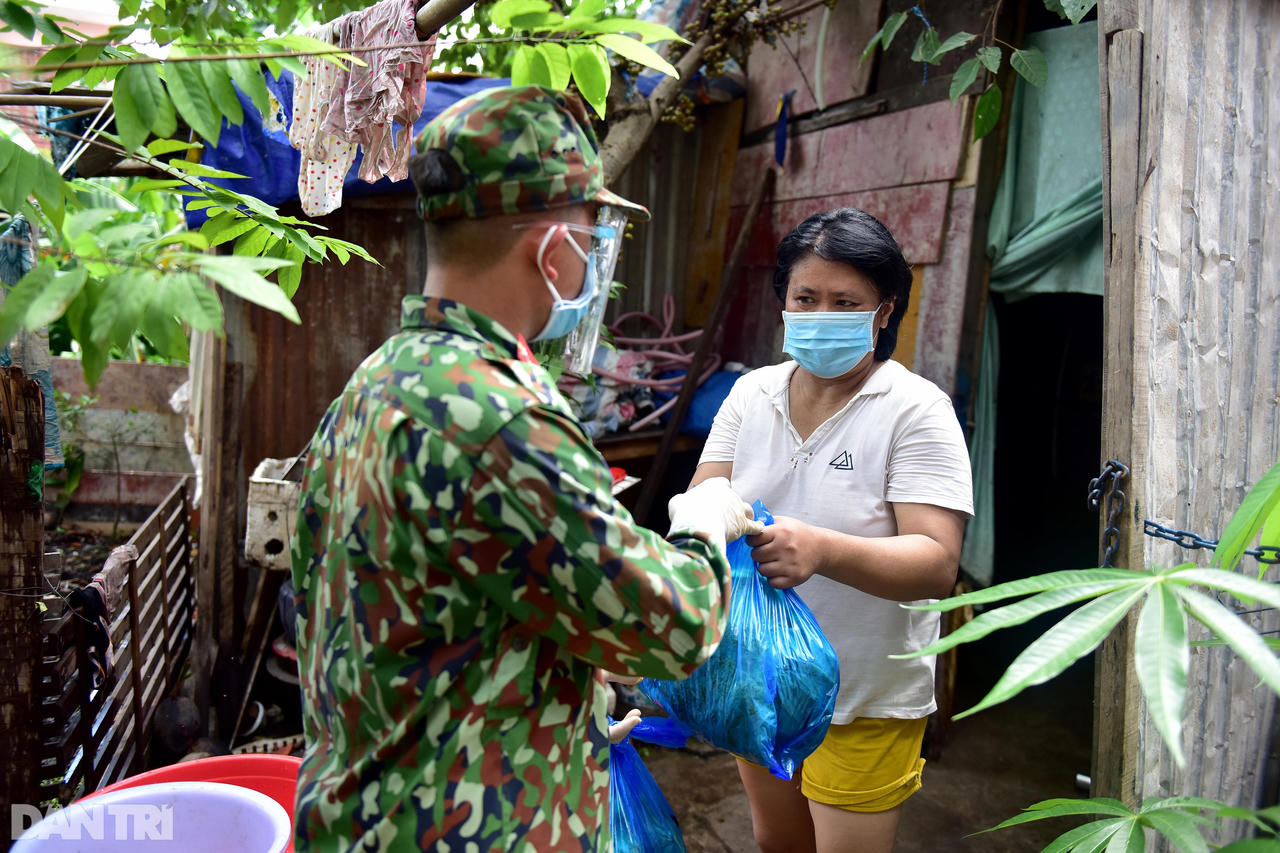 Bộ đội gõ cửa từng nhà trao thực phẩm đến tận tay người dân TP HCM