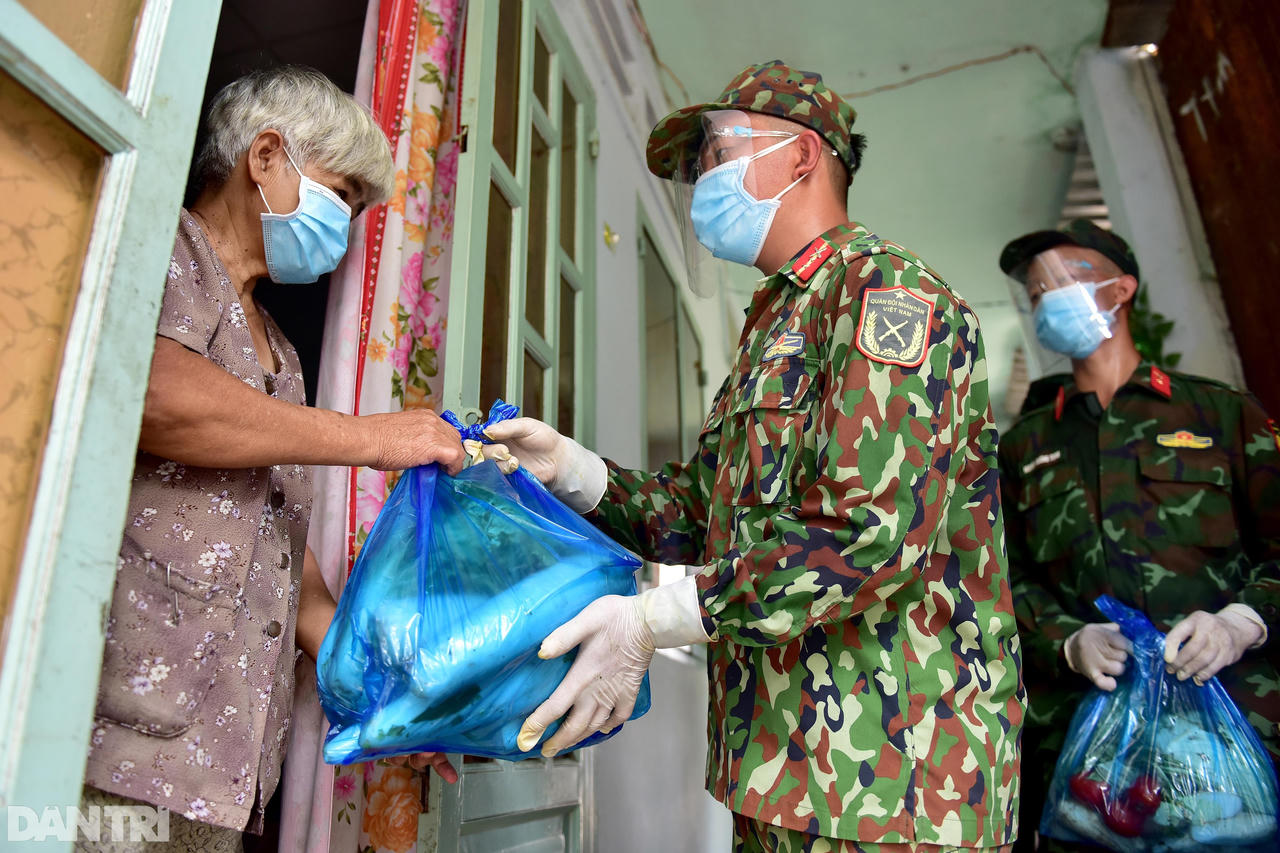Bộ đội gõ cửa từng nhà trao thực phẩm đến tận tay người dân TP HCM