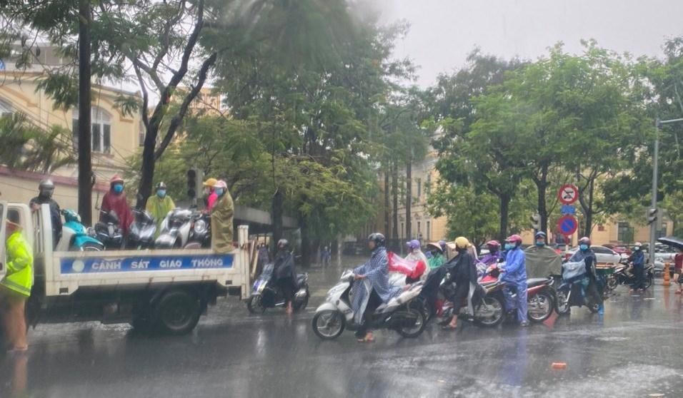 100 cảnh sát đội mưa lội nước giúp người dân Hải Phòng vượt đường ngập lụt