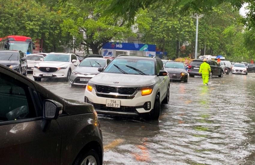 100 cảnh sát đội mưa lội nước giúp người dân Hải Phòng vượt đường ngập lụt