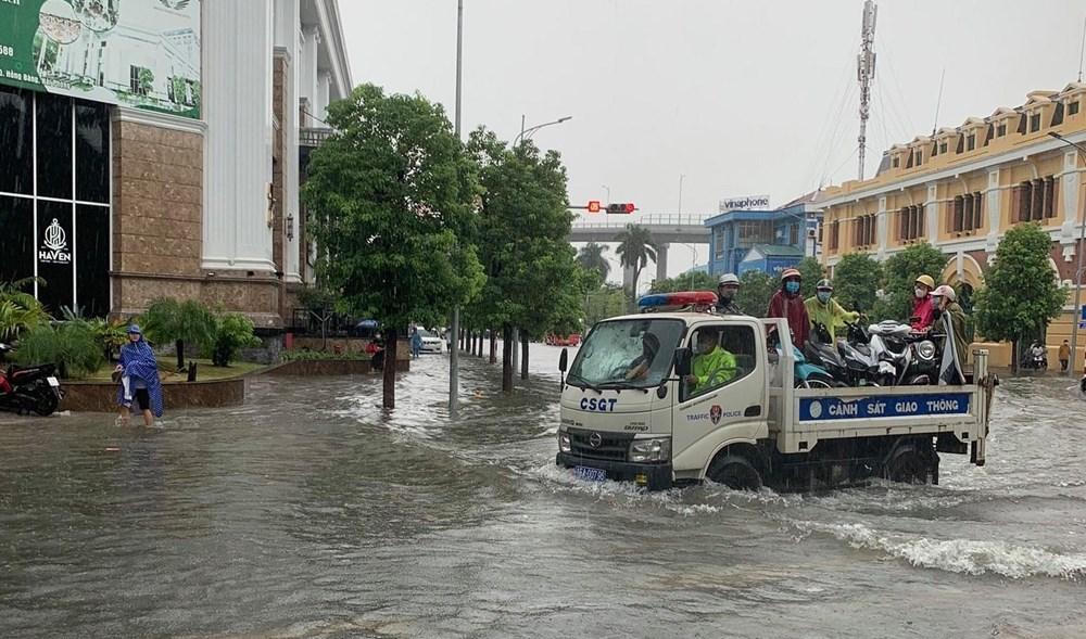 100 cảnh sát đội mưa lội nước giúp người dân Hải Phòng vượt đường ngập lụt