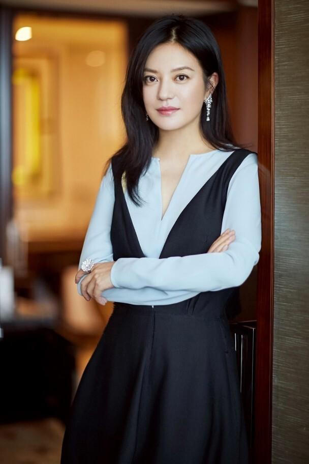 Triệu Vy ngầm tiết lộ đang ở quê với bố mẹ?